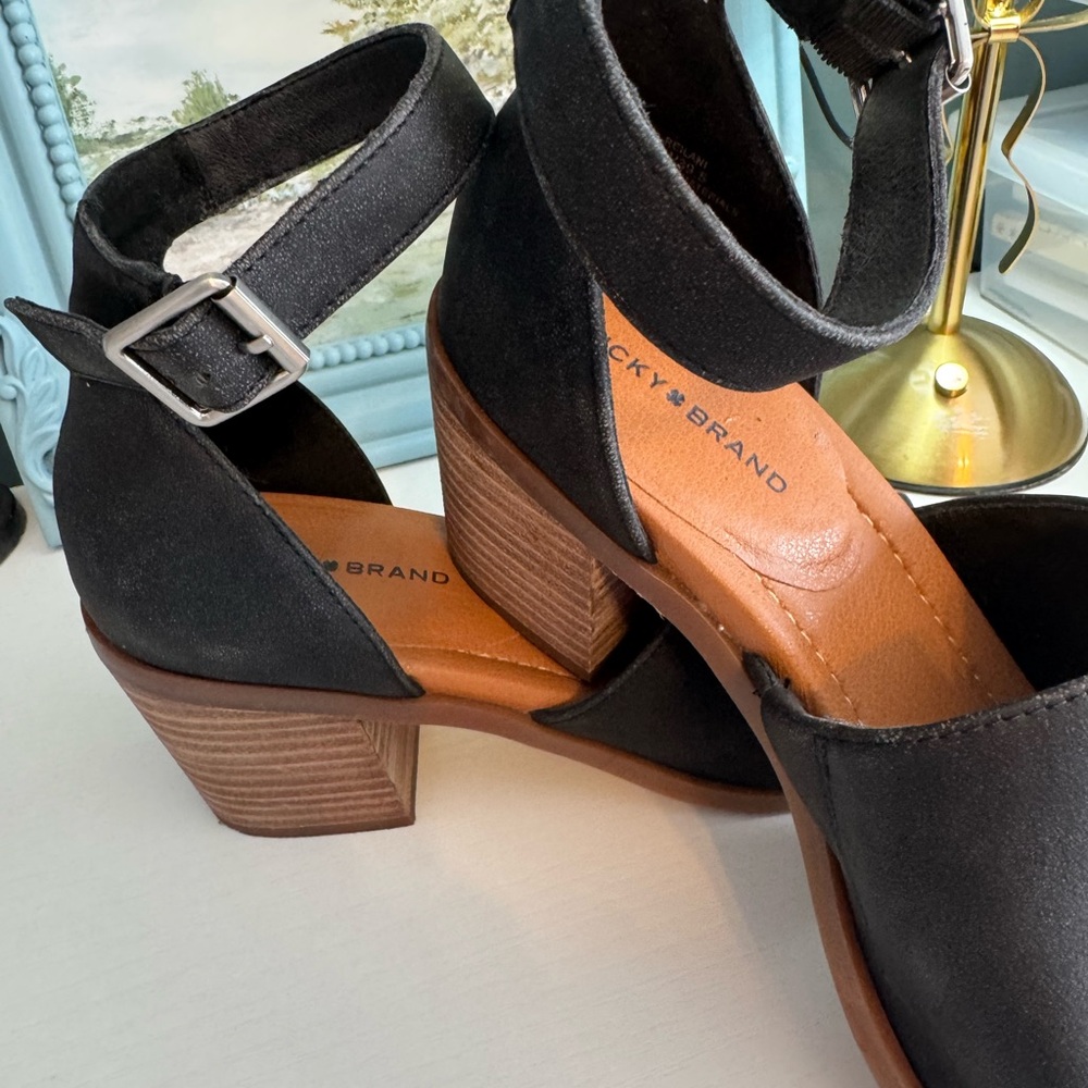 Lucky Brand black navy Open-Toe Sandals w ankle buckle. Comfortable & versatile. - Picture 5 of 8